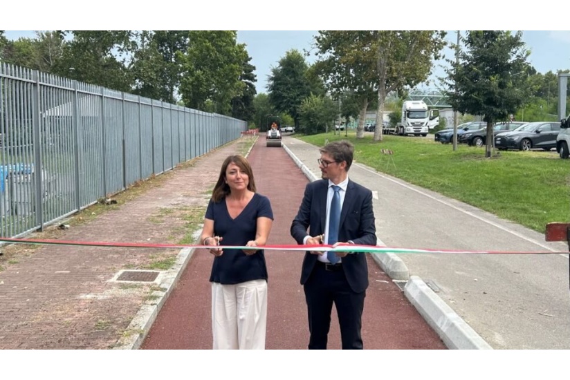 The first green asphalt bike path in Lombardy
