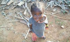 4_Associazione_Abbx_Essere_bambini_in_Camerun_una_bambina_sostenuta_a_distanza_fotografata_nel_villaggio_di_Djanganx