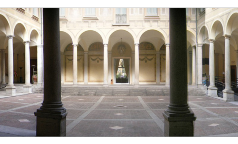 Cortile d'Onore | E' l'antico cortile del palazzo dei Conti Taverna (XVI Secolo): una corte quadra costituita da un loggiato ad archi a tutto sesto con capitelli in stile dorico. La pavimentazione è quella originale, in cotto a spina di pesce arricchita da quadrelli in marmo rosa di Candoglia, lo stesso usato per il Duomo di Milano. Nel loggiato sono visibili affreschi e stemmi anch'essi cinquecenteschi. Più recentemente, sono stati posti una statua raffigurante la maternità (opera di Ivo Soli), una targa commemorativa dei dipendenti caduti nelle due Guerre Mondiali, una scultura raffigurante Sant'Ambrogio (opera di Giuliano Pulcini) e una targa commemorativa dei reporter italiani caduti in guerra.