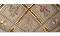 Sala Musica | La vocazione originaria della sala è stata rivelata dai bombardamenti della II Guerra Mondiale che hanno fatto crollare la controsoffittatura e fatto venire alla luce il soffitto risalente al XVIII Secolo con decorazioni neoclassiche raffiguranti strumenti musicali.