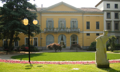 Facciata interna | Nell'Ottocento, durante la proprietà dei Marchesi Isimbardi, insieme alla trasformazione del giardino che viene rifatto secondo la moda inglese, viene restaurata la facciata interna del palazzo, che dà appunto sul giardino. Il rifacimento in stile neoclassico è curato dall'Architetto Giacomo Tazzini, già autore delle precedenti ristrutturazioni interne secondo il gusto romantico dell'epoca..