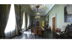 Sala Antegiunta | Ampia sala che all’epoca dei Marchesi Isimbardi era usata come sala da ricevimento e nella quale, dal soffitto originale con stucchi settecenteschi, pendono due preziosi lampadari in vetro policromo di Murano del XVIII secolo. Alla stessa epoca appartengono le due grandi tele di ambientazione bucolica, della scuola di Vittorio Amedeo Cignaroli raffiguranti paesaggi lombardi di fantasia. Nella sala è esposto il bronzetto originale del “Guerriero di Legnano” di Enrico Butti, simbolo ottocentesco della vittoria dei comuni lombardi sull’imperatore tedesco Federico Barbarossa.