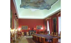 Sala Giunta | Il cuore dell'edifico, la sala da pranzo dei Marchesi Isimbardi - con un camino sul quale spicca il loro stemma - è oggi utilizzata per le riunioni dell'esecutivo dell'Ente. Sul soffitto campeggia il gioiello artistico del Palazzo, un “plafond” su tela di 6 metri per 8 di Giovanbattista Tiepolo, acquistato nel 1954 dalla Provincia di Milano e sapientemente restaurato. Il dipinto, denominato “Apoteosi di Angelo della Vecchia nel segno delle virtù”, rappresenta in modo scenografico l’assunzione dell'avvocato vicentino Della Vecchia al cielo degli Eroi, in mezzo ad allegorie della virtù e del vizio, delle le scienze e delle arti. Tra gli arredi d'epoca, una scrivania ottocentesca in radica fu forse usata dal maresciallo austriaco Radetsky quando, dal vicino Palazzo Diotti, ricopriva la carica di governatore militare del Lombardo-Veneto.