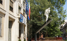 Uomo della Luce | Dal 9 maggio 2008 nella piazzetta antistante il Palazzo, è stata collocata quest'opera dell'artista spagnolo Bernardì Roig, un dono alla cittadinanza, in occasione della Giornata della memoria di tutte le vittime del terrorismo e delle stragi di tale matrice istituita nell’anniversario dell’uccisione di Aldo Moro.