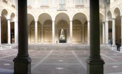 Cortile d'Onore | E' l'antico cortile del palazzo dei Conti Taverna (XVI Secolo): una corte quadra costituita da un loggiato ad archi a tutto sesto con capitelli in stile dorico. La pavimentazione è quella originale, in cotto a spina di pesce con quadrelli in marmo rosa di Candoglia, lo stesso del Duomo di Milano. Nel loggiato sono visibili affreschi e stemmi cinquecenteschi. Più recentemente, sono stati posti una statua raffigurante la maternità (opera di Ivo Soli), una targa commemorativa dei dipendenti caduti nelle due Guerre Mondiali, una scultura raffigurante Sant'Ambrogio (opera di Giuliano Pulcini) e una targa commemorativa dei reporter italiani caduti in guerra.