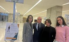 Direttore del personale in stand Bocconi