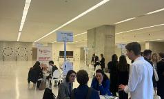 Spiegazione servizi in stand Bocconi