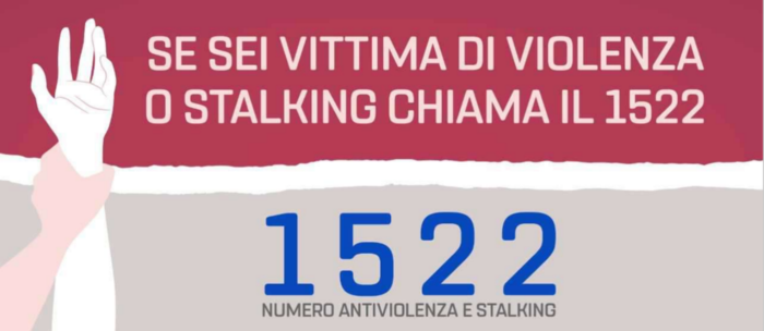 cartello con il numero verde 1522 contro la violenza e lo stalking