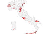 Mappa dei comuni e delle circoscrizioni territoriali metropolitane. In rosso i comuni con più di 1000 abitanti al Kmq