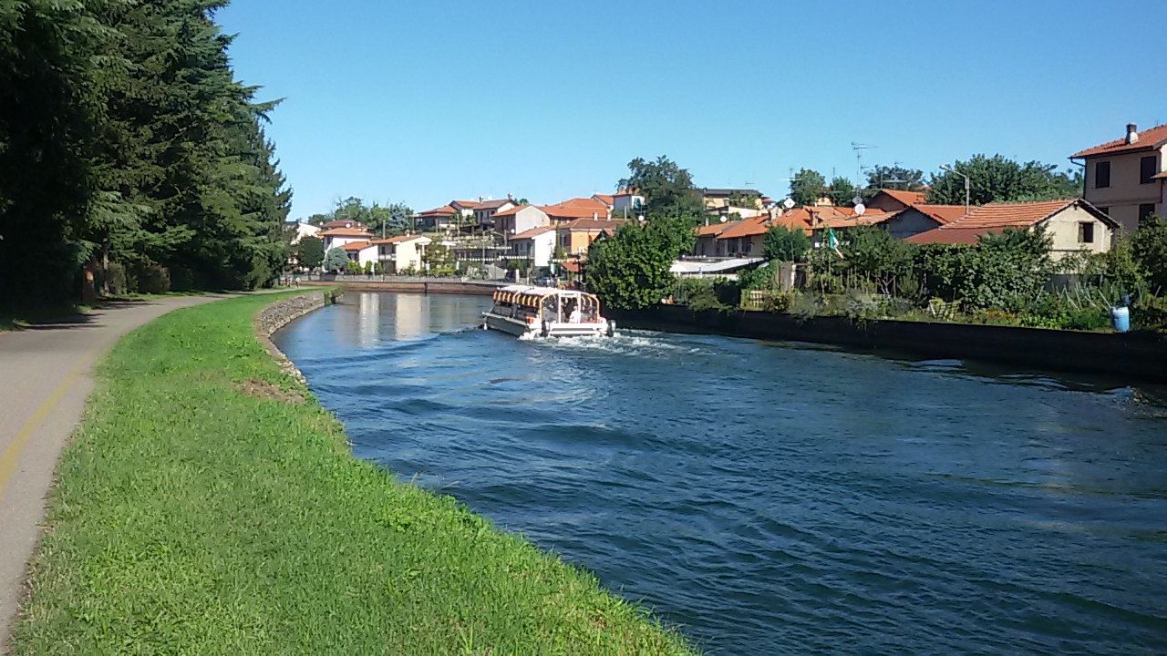 Naviglio Grande_ Battello