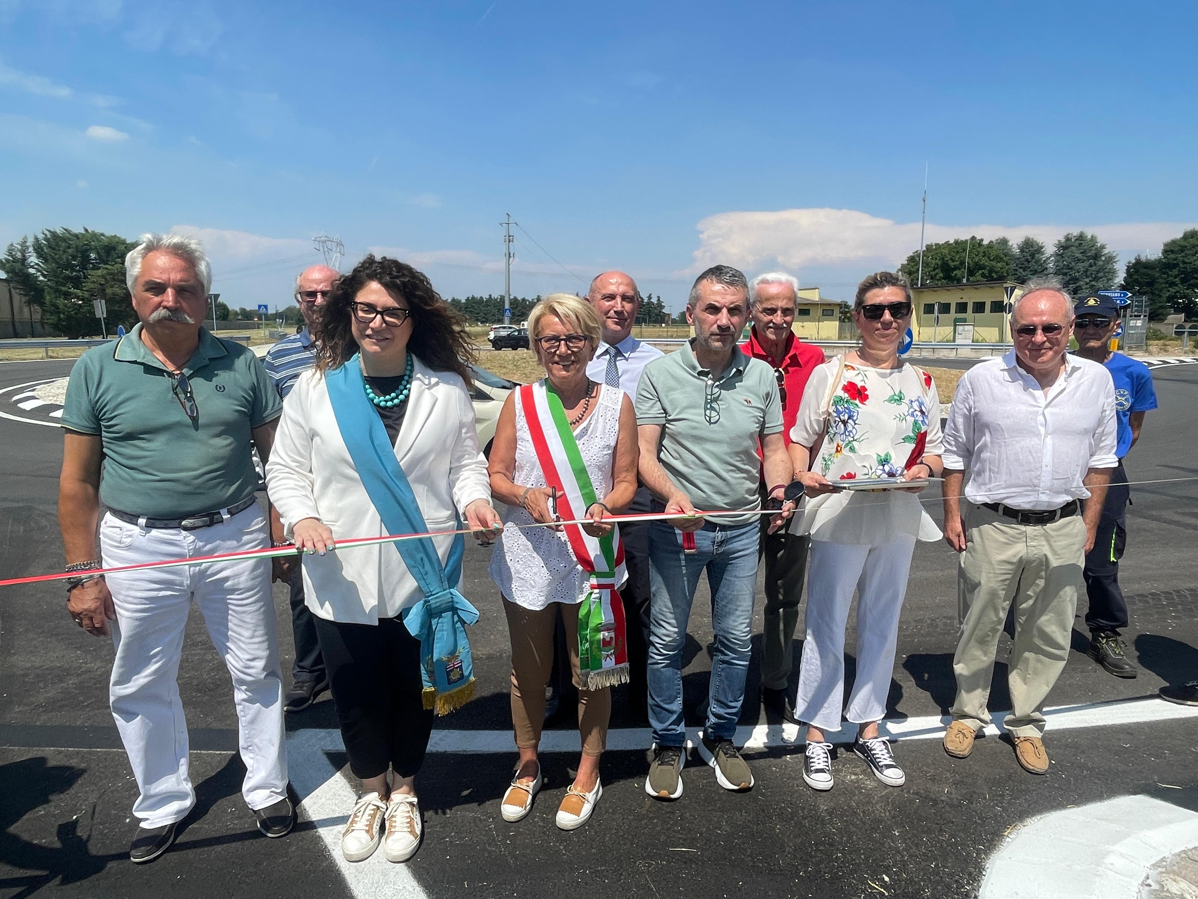 Taglio del nastro (1) Taglio del nastro (1)